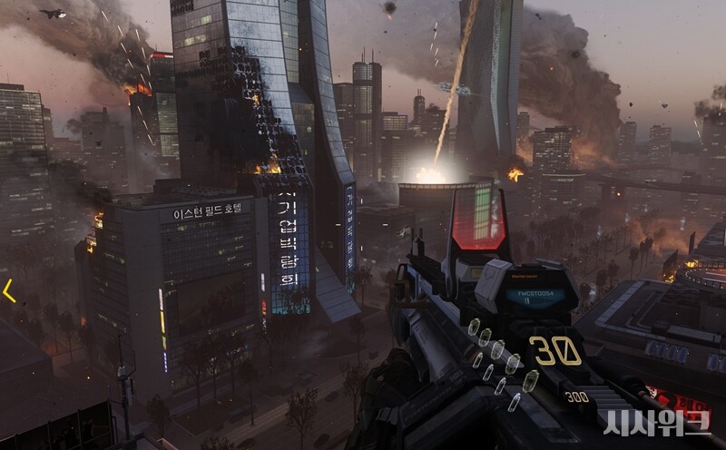 가상의 2차 한국전쟁을 다룬 FPS 게임 ‘콜 오브 듀티: 모던 워페어4’에 이태원 참사 현장 영상이 사용되며 논란이 일고 있다. / 실제 게임 플레이 화면