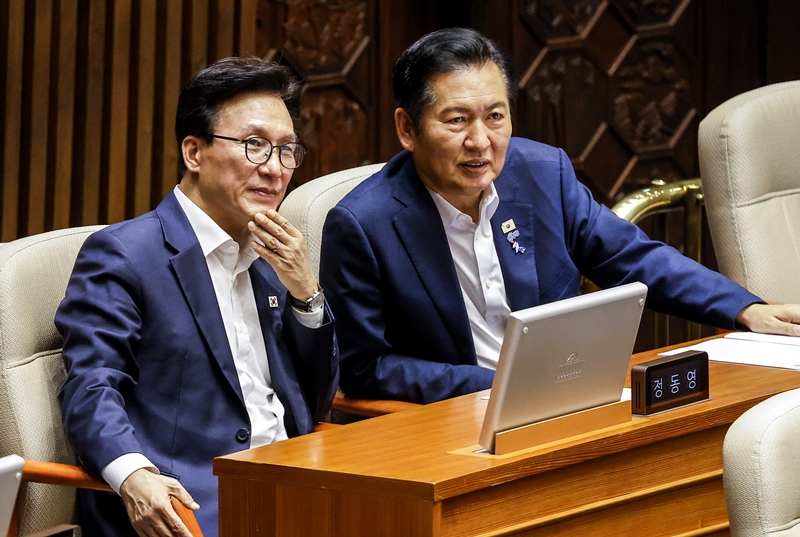 더불어민주당이 ‘신천지 의혹’을 둘러싸고 계파갈등이 여전한 상황이다. 사진은 김민석 대표와 정청래 전 대표가 지난 8월 26일 국회에서 열린 본회의에서 대화를 나누고 있는 모습. / 뉴시스