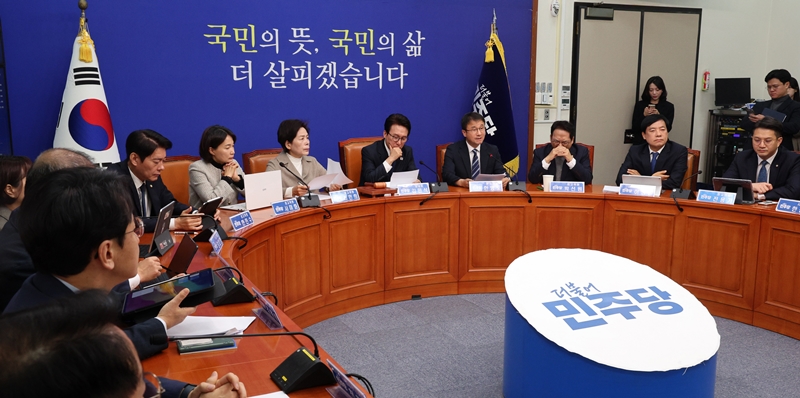 정치권에선 김민석 더불어민주당 대표가 취임 100일을 맞는 내달 25일까지도 지지율 반등 등 뚜렷한 성과를 내지 못할 경우 지지층의 반발히 거세질 수 있다는 전망이 나온다. 사진은 지난 28일 국회에서 민주당 최고위원회의가 열리고 있는 모습. / 뉴시스