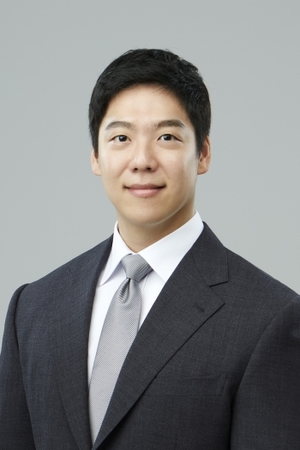 [식품가 3세가 뛴다①] '초고속 승진' 오리온 담서원 부사장, 후계 자질... - 뉴스 썸네일 이미지